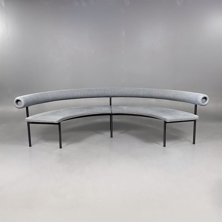 Begagnad soffa Font 1365 från Offecct i grått. Mått: bredd 270 cm, djup 120 cm och höjd 75.5 cm samt sitthöjd 46 cm.