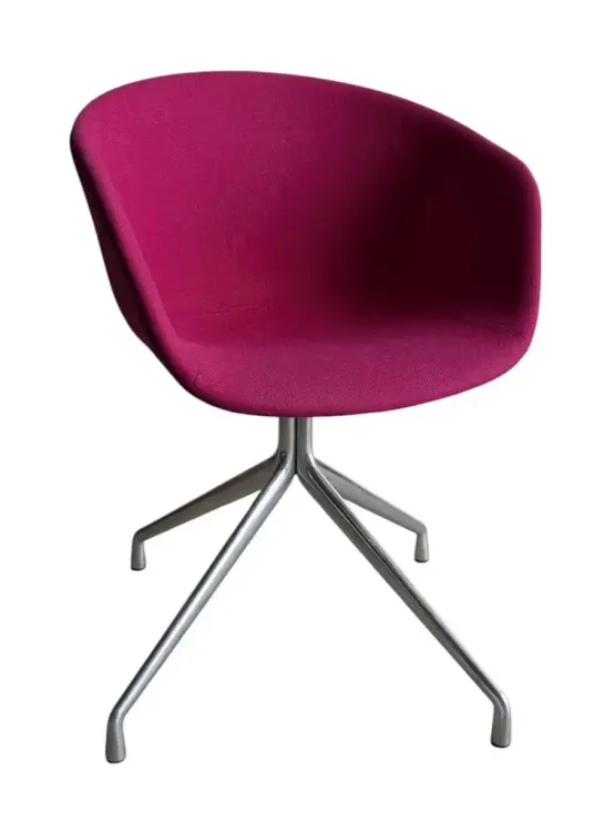 Begagnad konferensstol från HAY modell AAC22. I rosa/cerise tyg, underrede i aluminium. Mått: Höjd 62 cm, Bredd 70 cm, Djup 80 cm, Sitthöjd: 48 cm.  