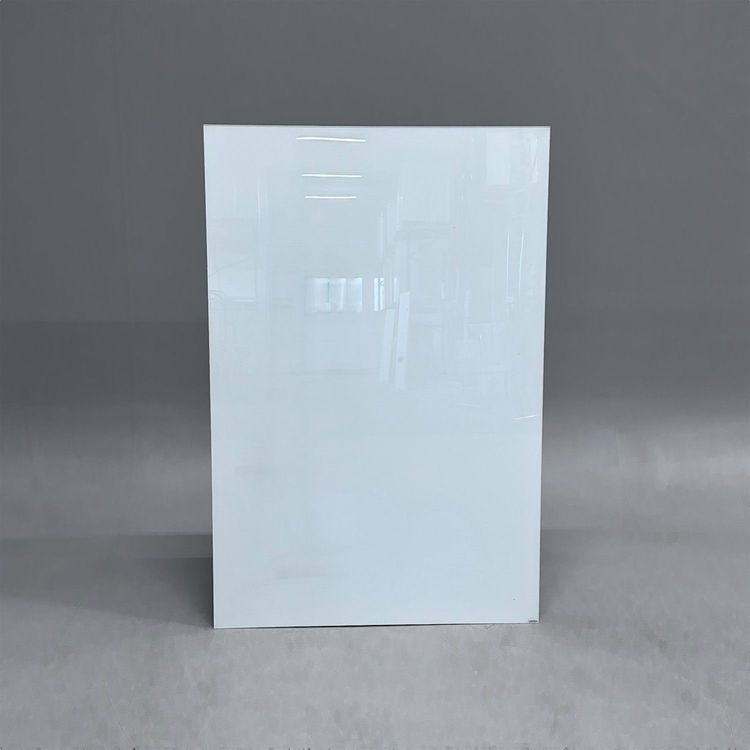 Begagnad vit glastavla i vitt. Mått: Bredd 100 cm, Höjd 150 cm.