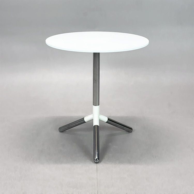 Begagnat soffbord Obi från Materia. Rund skiva i vitt glas och kromat underrede. Mått: Diameter 47 cm och höjd 51 cm. 