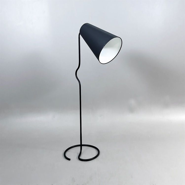 Begagnad golvlampa Bender från Northern Lightning i svart med vit insida. Mått: diameter 45 cm, höjd 172 cm.  