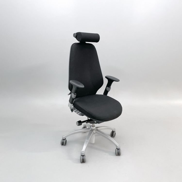 Begagnad svart kontorsstol Logic 400 från RH med reglerbara armstöd, nackstöd i läder. Mått: sitthöjd 41–53 cm. 