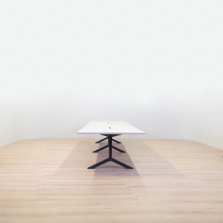 Begagnat konferensbord Funk från Lammhults i vitt med kabelbox och eluttag. Mått: Längd: 420 cm, Bredd: 120 cm, Höjd: 73 cm.