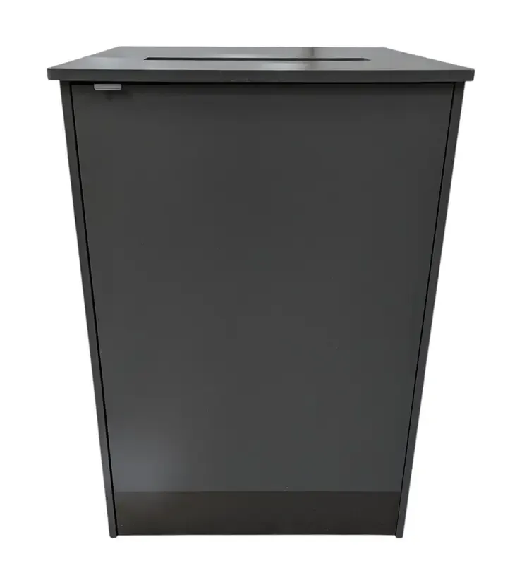 Begagnad miljösortering i grått med dörr och toppskiva med hål för papper. Mått: höjd 112 cm, bredd 79 cm och djup 91 cm. 