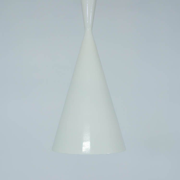 Handgjord takpendel 'Beat Tall' från Tom Dixon i vit. Traditionell teknik möter modern design.