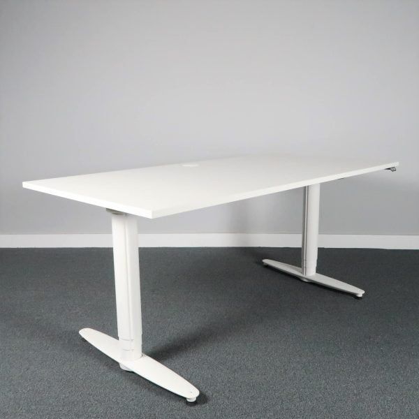 Begagnat höj- och sänkbart skrivbord Serie T från Kinnarps. Med kabellock. Mått: Bredd 160 cm, Djup 80 cm, Höjd justerbar från 61.5 till 128 cm. 