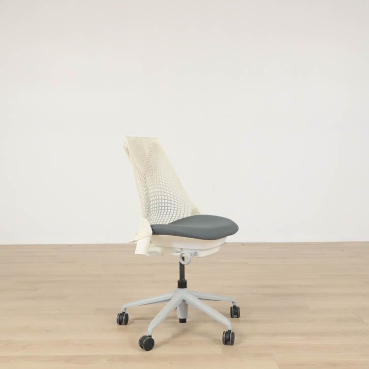 Begagnad kontorsstol Sayl från Herman Miller i vit/grå färg. Mått: Sitthöjd: ca 43-57 cm, Sittbredd: 49 cm, Sittdjup: 46 cm.