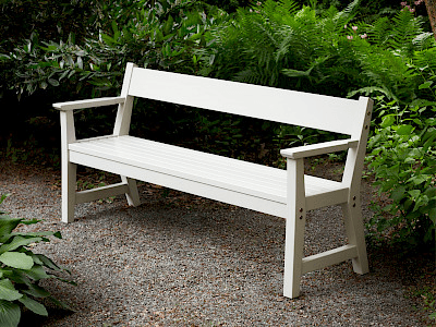 Utesoffa Vejby från Nola i ljusgrå färg. Mått: Längd: 180 cm, Bredd: 54 cm, Höjd: 84 cm. Sitthöjd: 45 cm. Armstödshöjd: 67 cm. 