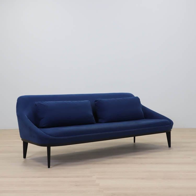 Begagnad soffa Ezy från Offecct i blå tyg och svart stativ. Mått: bredd 200 cm, djup 85 cm, höjd 75 cm.