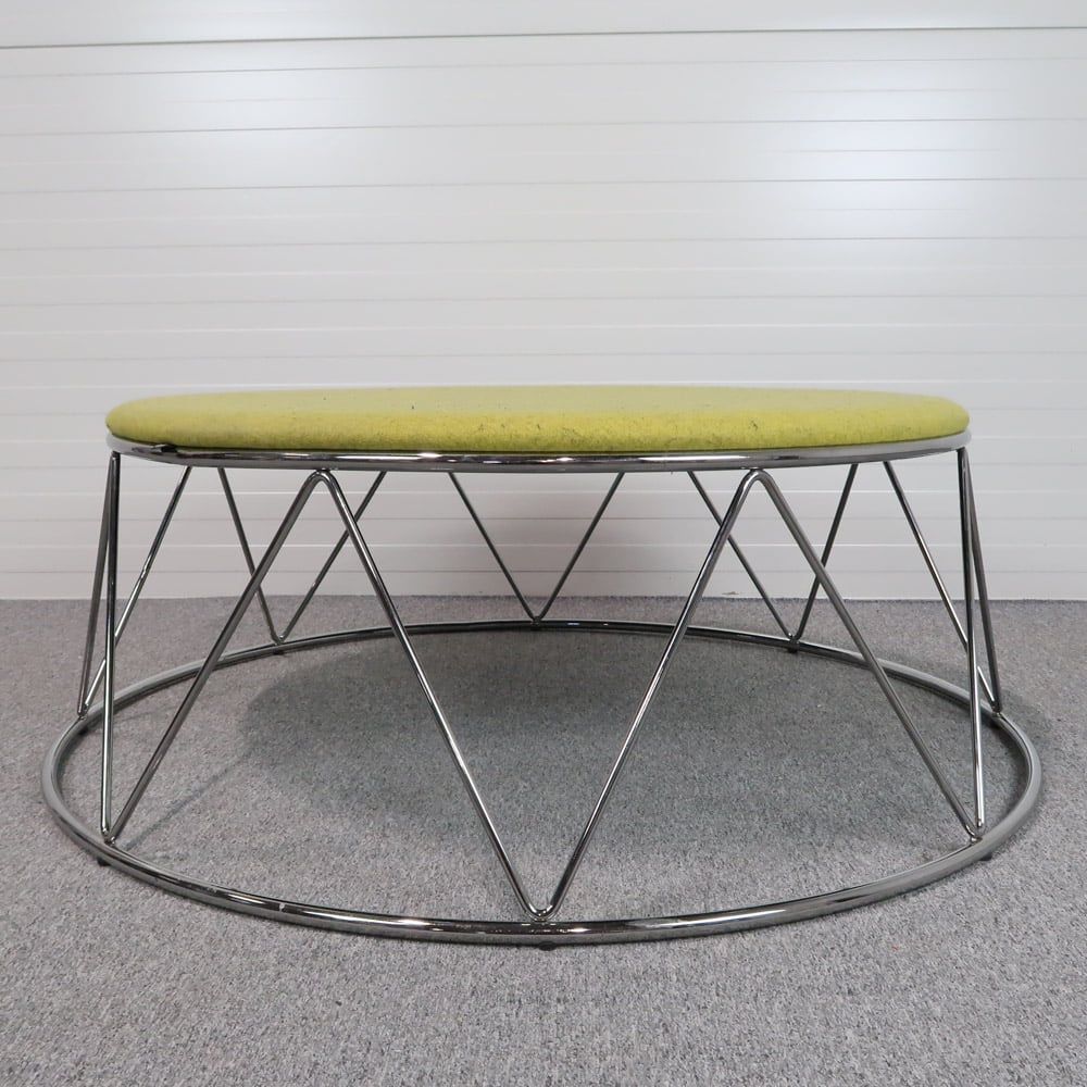 Begagnad sittbänk Elephant från Materia. Med grön klädsel och krom stomme. Mått: Diameter 100 cm med höjd 42 cm. 
