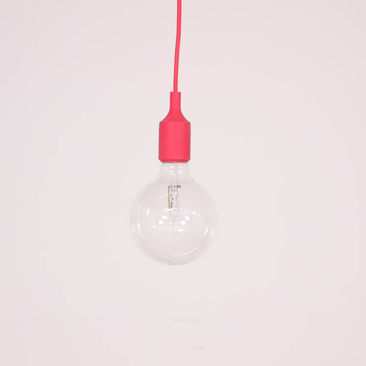 Begagnad taklampa E27 från Muuto i rött silikon. Mått: Höjd: 23 cm, Diameter: 12,5 cm, Längd sladd: 400 cm.