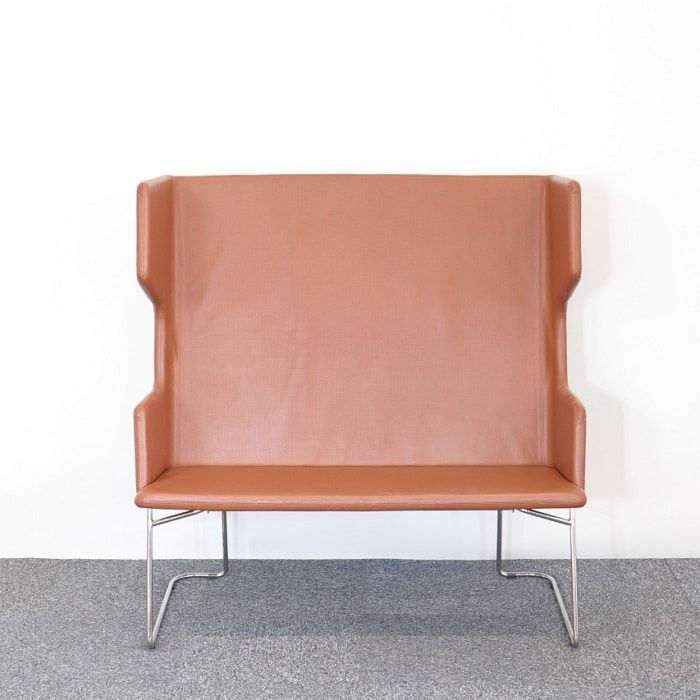 Begagnad soffa med hög rygg QP från Edsbyn i brunt skinn. Mått: Mått: höjd: 129 cm, bredd: 124 cm, djup: 74,5 cm, höjd: 48 cm, djup: 47,5 cm, bredd: 116 cm.