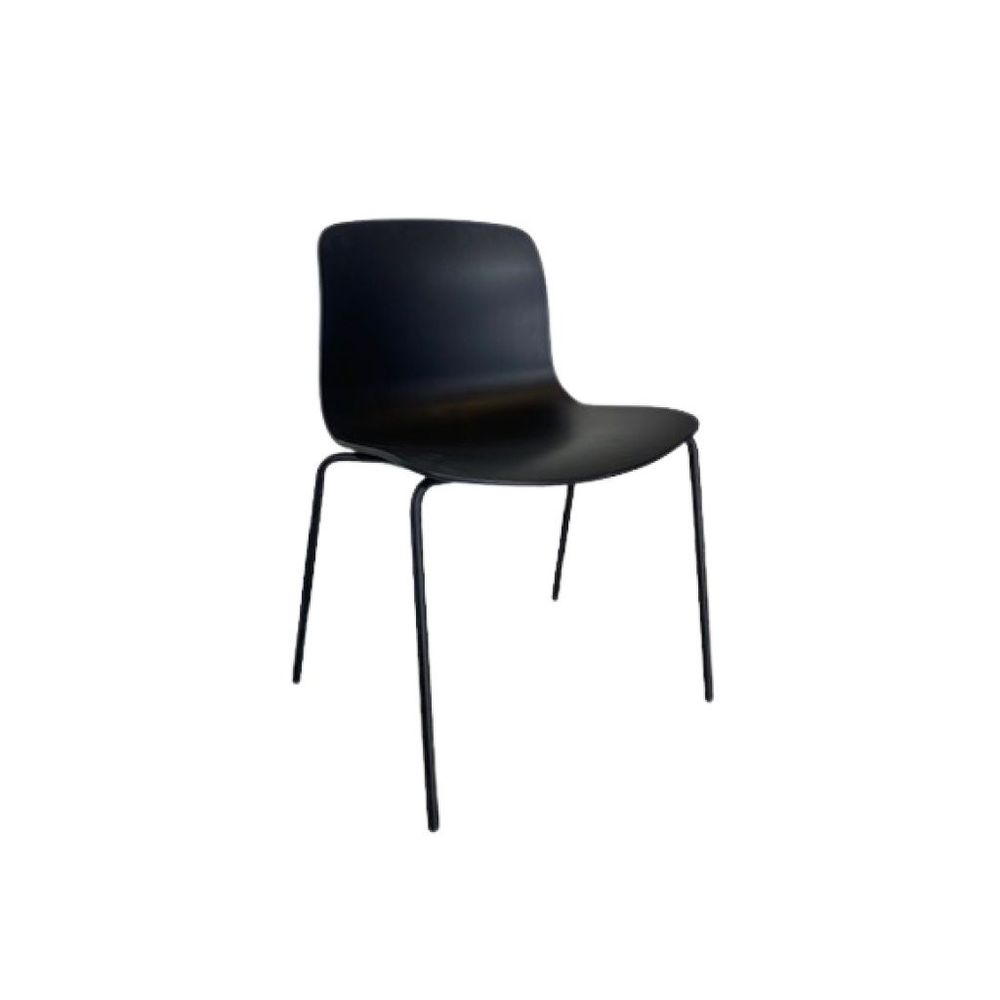 Stol AAC16 från HAY i helsvart färg designad av Hee Wellings.