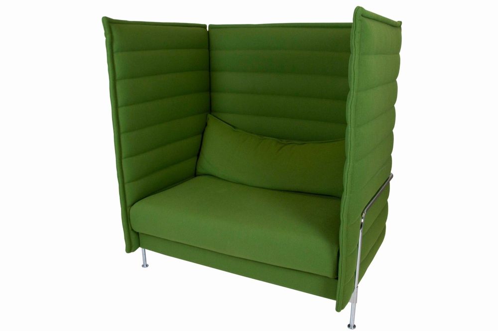 Soffa hög rygg/sidor Alcove Highback från Vira i grönt tyg med avlång smal ryggkudde och stålrörsben.