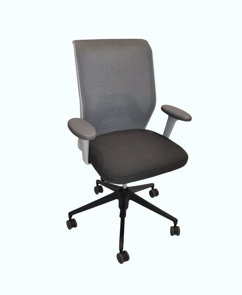 Arbetsstol från Vitra med grå rygg/armstöd och med svart sits och ben på hjul.