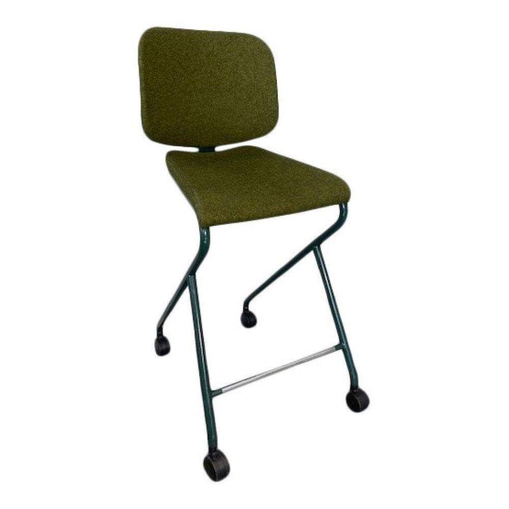 Stol på hjul Add Move från Lammhults, helklätt i grönt tyg och underrede av grönt stålrör. 