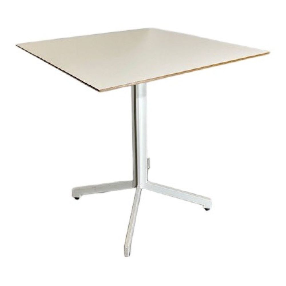 Cafébord Madison från Johanson Design, med Vit skiva och vitt underrede. 
