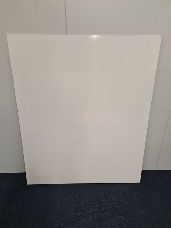 Air glasemaljerad whiteboard från Lintex med fasad kant i vit färg.