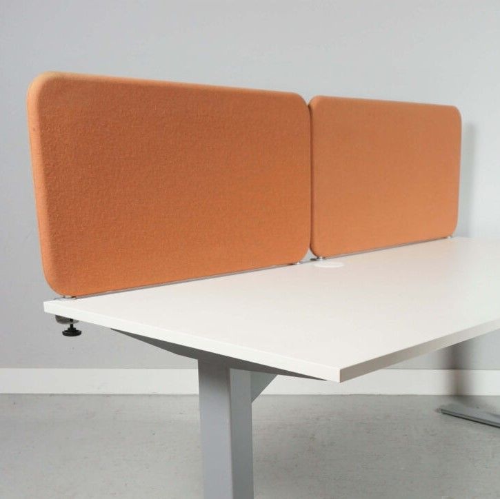 Bordskärm Softline 30 från Abstracta i rektangelform klädd i orange tyg.
