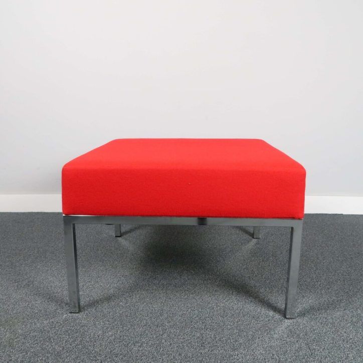 Sittpall modul Cube från Martela med underrede i krom klädd i rött tyg.
