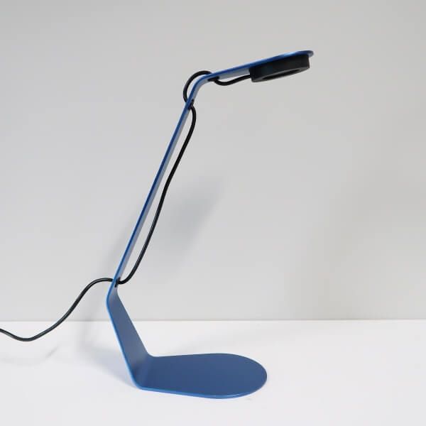 Bordslampa LED w161 Marfa från Wästberg, i ett stycke av lackerad blå aluminium, Designad av Claesson Koivisto Rune.