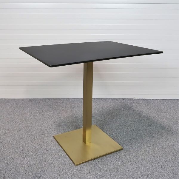 Cafébord Inox från Pedrali med en svart tunn skiva, stativ i en guld.