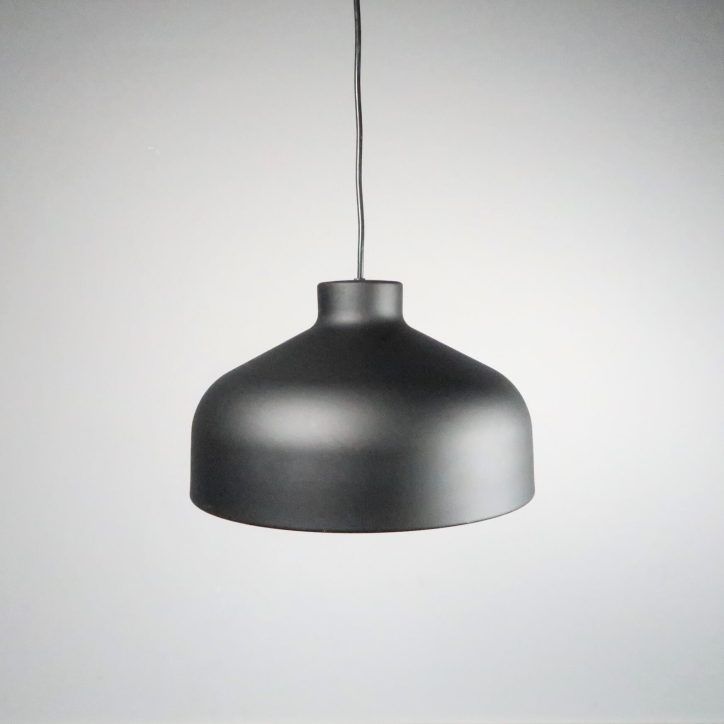 Taklampa Lens från Zero designad av Jens Fager i svart matt färg. 