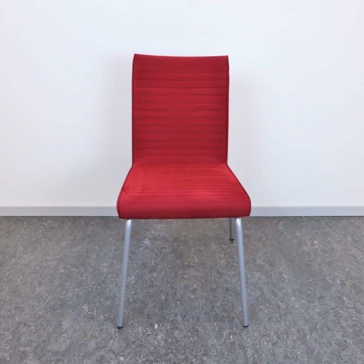 Stol Quilt från Offecct med ben i silver klädd i vinrött tyg.