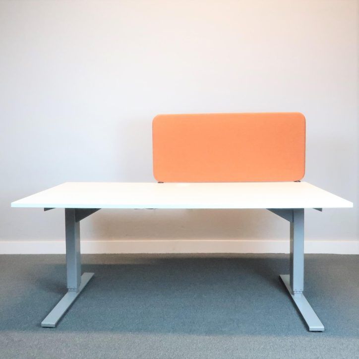 Bordsskärm Softline från Abstracta i rektangulär form klädd i orange tyg.