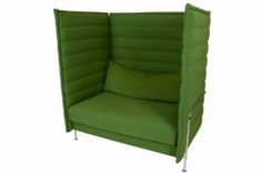 Soffa hög rygg/sidor Alcove Highback från Vira i grönt tyg med avlång smal ryggkudde och stålrörsben.