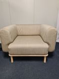 Fåtölj Abby armchair från Bolia i beige färg.