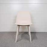 Stol Odger från IKEA i beige färg, utan armstöd, Designad av John Löfgren och Jonas Pettersson.