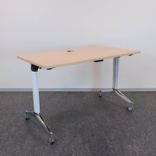 Fällbord Fantastic Fiptop från Bombastik med skiva i björk, stativ på vita hjul och detaljer i krom.