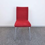 Stol Quilt från Offecct med ben i silver klädd i vinrött tyg.