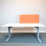 Bordsskärm Softline från Abstracta i rektangulär form klädd i orange tyg.