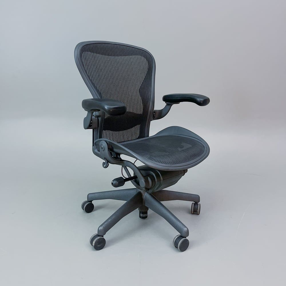 Begagnad kontorsstol Aeron B från Herman Miller i svart. Mått: sitthöjd 40–55,2 cm