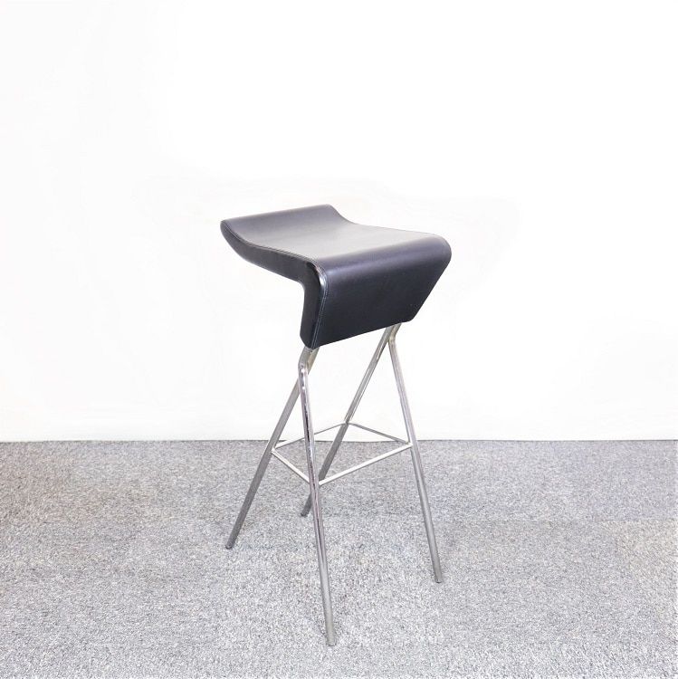 Begagnad barstol Diva från Johanson Design i svart färg. Mått: sitthöjd 81 cm, djup 46 cm, bredd 36 cm.