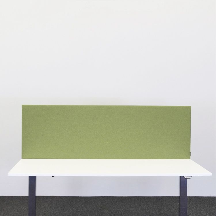 Begagnad bordsskärm från Ragnars i grönt tyg. Mått: längd 160 cm, bredd 67 cm och djupet 3 cm. 