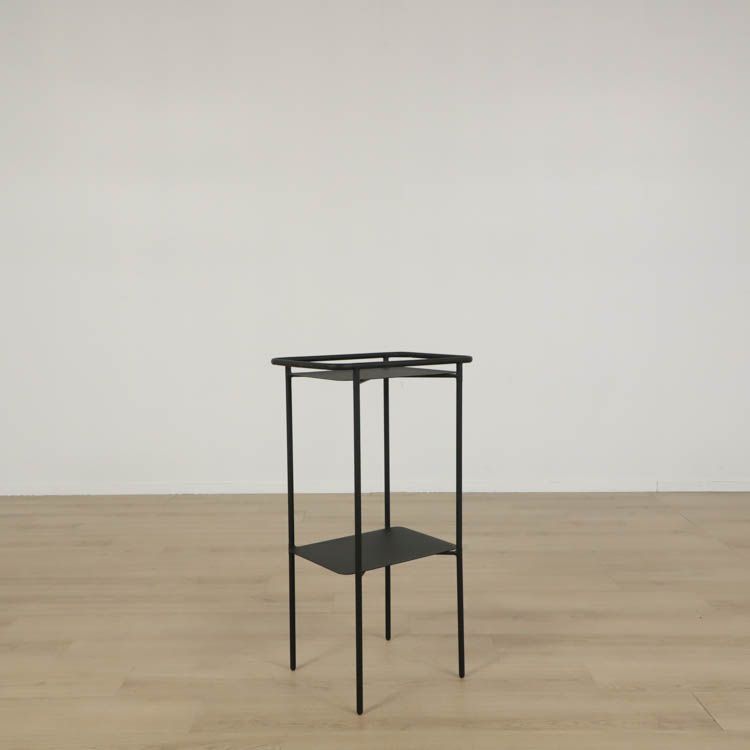 Begagnat svart soffbord från Norm Architects, modell Copenhagen Tray Table. Mått: Höjd: 89 cm, Bredd: 48 cm, Djup: 34 cm 