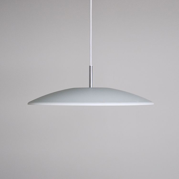 Vit begagnad taklampa. Mått: Diameter 50 cm.