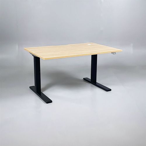 Begagnat höj- och sänkbart skrivbord. Bordsskiva i ek med Powerdot för laddning, med svarta ben. Mått: Bredd 120 cm, Djup 80 cm, Justerbar höjd från 70 till 120 cm.