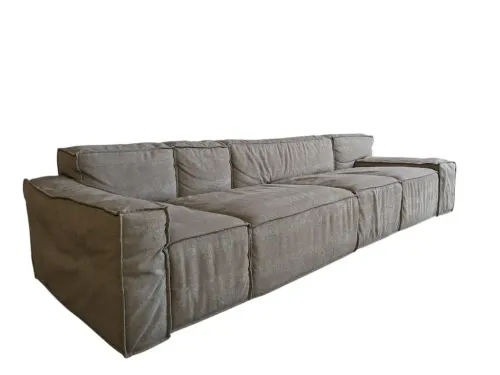 Begagnad soffa Boxplay från Swedese. Rak modell i färgerna brun/grå. Mått höjd 70 cm, bredd 290 cm och djup 95 cm, sitthöjd 39 cm. 