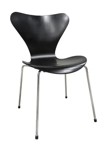 Begagnad matstol Sjuan från Fritz Hansen. I svart med kromat stativ. Mått: Sitthöjd: 45 cm. Höjd 78,5 cm x Bredd 49,5 cm x Djup 48 cm. 