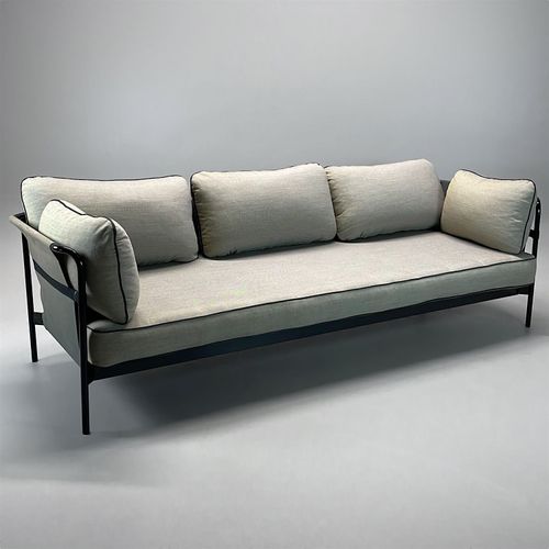 Begagnad beige/grå soffa från HAY modell Can. Öppen svart stålram med bekväm stoppning i sitt- och ryggkuddar. Bredd 245 cm, Djup 89.5 cm, Höjd 82 cm. 