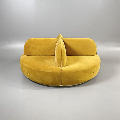 Begagnad gul sammets soffa från Sancal, La Isla Bench. Mått: Diameter 170 cm, Höjd 77 cm, Sitthöjd 39 cm. 