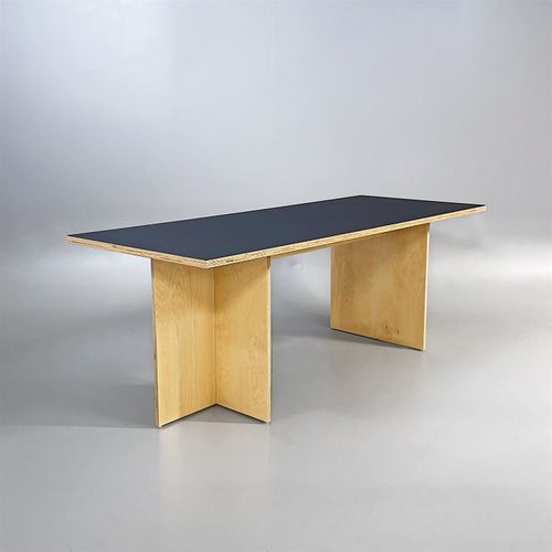 Begagnat cafébord med svart linoleumskiva. Mått: Bredd 200 cm, Djup 80 cm, Höjd 72 cm.  