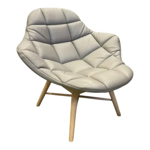 Begagnad fåtölj Palma Wood från Offecct. I ljusgrått skinn. Mått: höjd: 78,5 cm; bredd: 84 cm, djup: 82 cm, sitthöjd: 43 cm. 