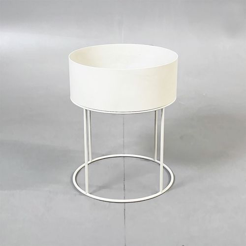 Begagnat växtkärl från Ferm Living modell Plant Box Round i grå färg. Mått: diameter 40 cm och höjd 50 cm. 