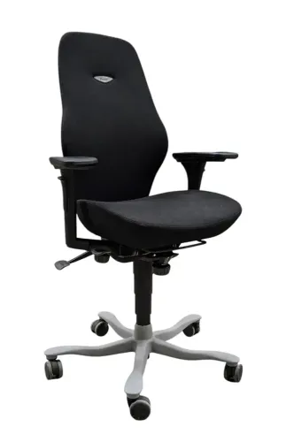 Begagnad kontorsstol från Kinnarps, 6000/8000 Plus i svart. Med armstöd. Mått: Höjd 110 cm x Bredd 70 cm x Djup 70 cm. Sitthöjd 43-56 cm. 