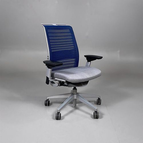 Begagnad kontorsstol Think från Steelcase. Ryggpartiet är blått med mesh, sits i ljusgrå och underredet silverfärgat. Med integrerad klädhängare. Mått: Sitthöjd 41 till 53 cm. 